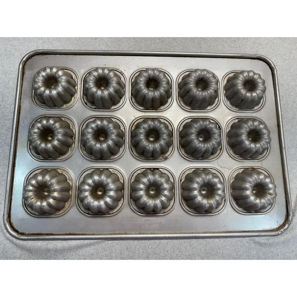 Chicago Metallic USA Mini Bundt Cake Pan 15 Cavity Commercial Bakeware 43055